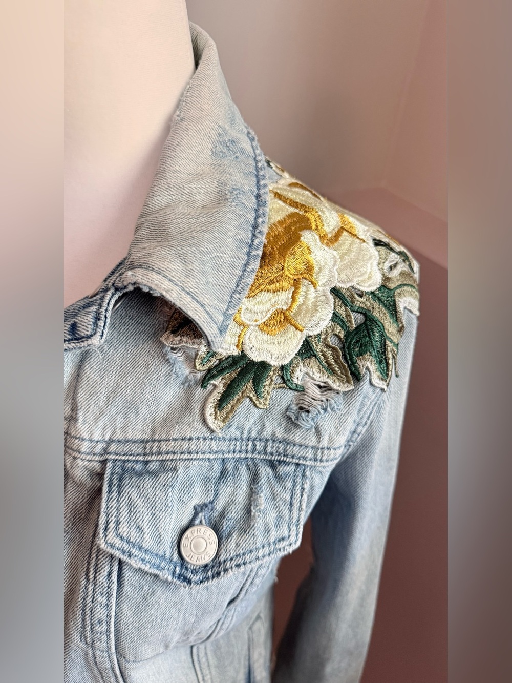 Express Women’s Small 100% Cotton Light Blue Denim Floral Embroidered Jacket - Picture 3 of 9